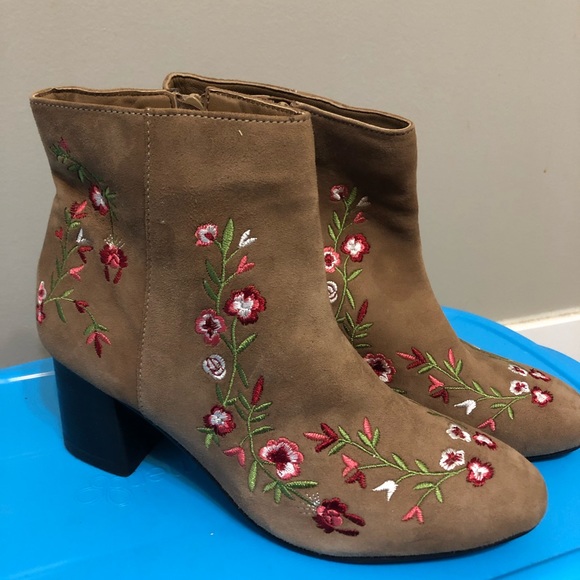 Size 8 brown heels with flower pattern by the brand Callisto of California. - Picture 1 of 4